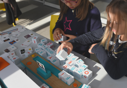 Le projet “Quand les cubes me parlent, je crée mes premiers mots !” avec ses Lilykids