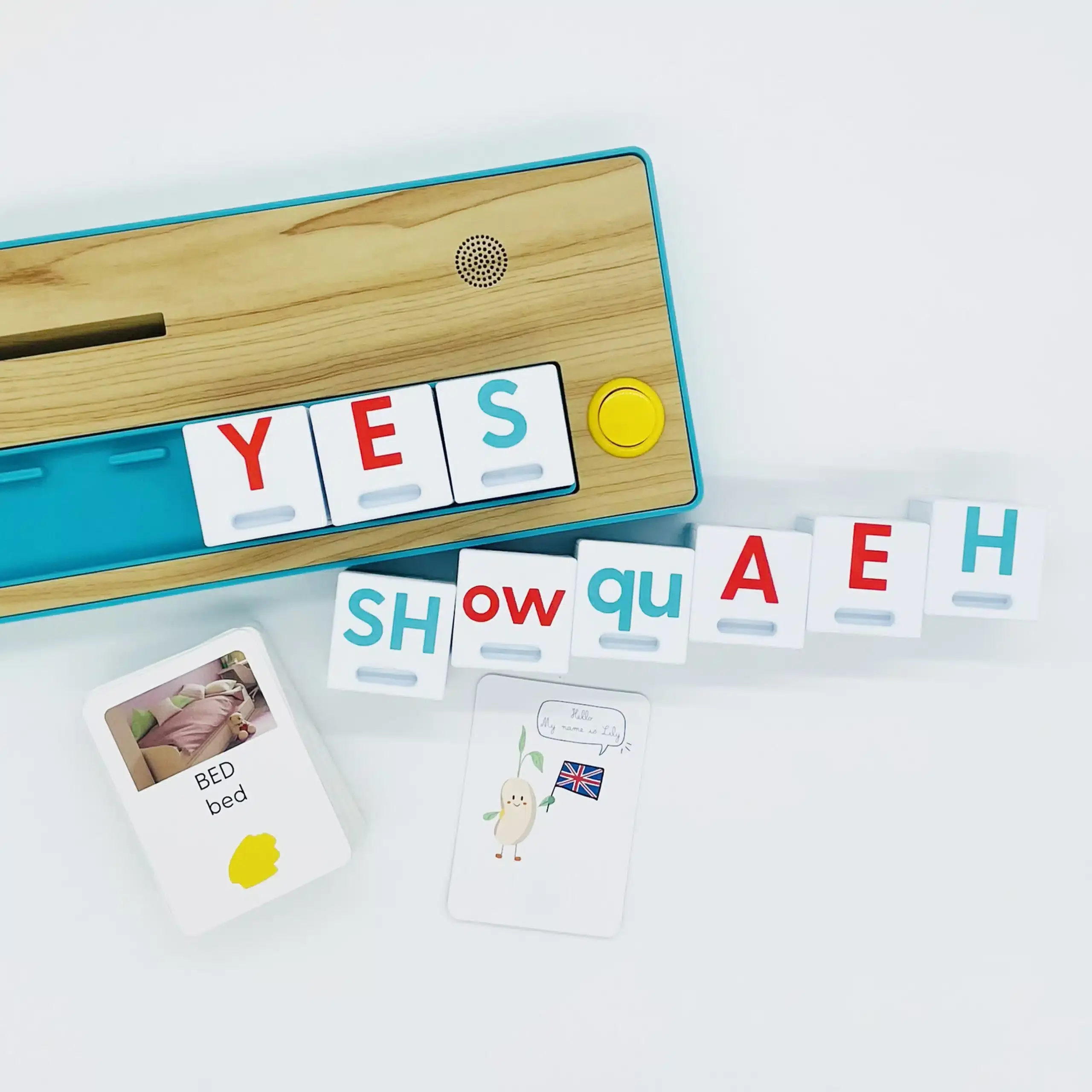 Image d'un appareil éducatif avec des lettres colorées affichant "YES" et "SHOW quAEH", accompagné de cartes illustrées. Cet outil est conçu pour aider les enfants à apprendre l'alphabet et à développer leurs compétences linguistiques.