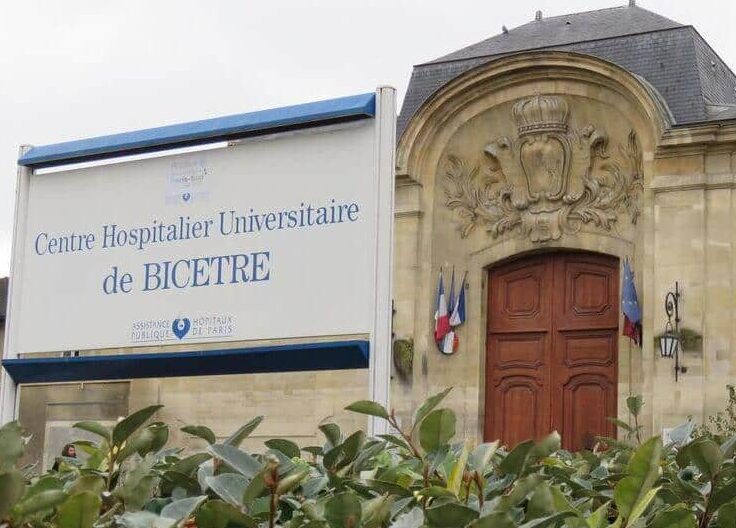 Centre Hospitalier Universitaire de Bicetre, avec une façade historique et un panneau d'entrée visible, situé à Bicetre, France.