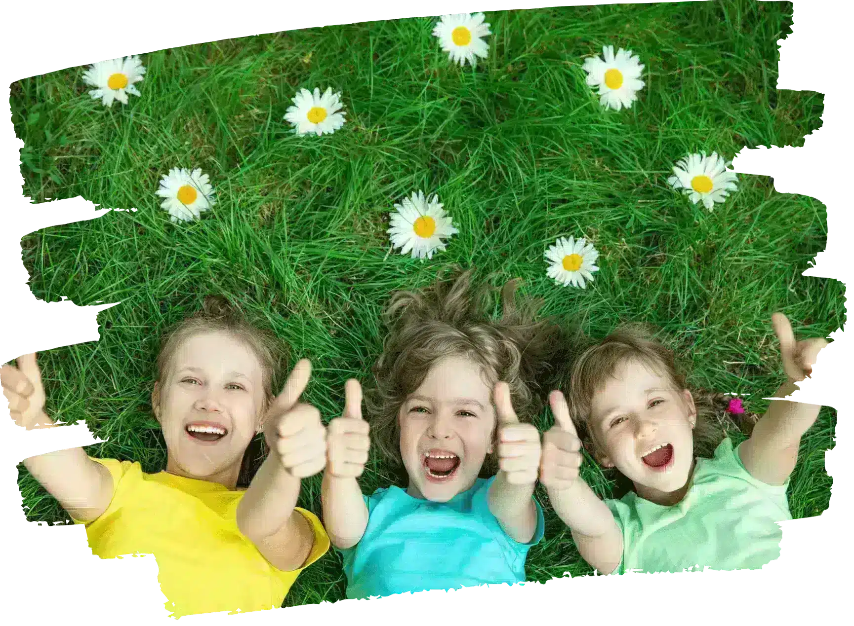 Trois enfants allongés sur l'herbe, souriant et faisant un pouce levé, entourés de fleurs blanches. La scène évoque la joie et l'innocence de l'enfance, idéale pour des contenus sur les activités familiales ou la nature.
