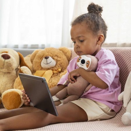 cute-kid-with-stuffed-animal Les écrans chez les tout-petits et leurs effets néfastes